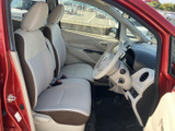 明るい色合いのシートと落ち着いた内装色で、運転席まわりも開放的な雰囲気です。前方を見渡しやすい視界が確保され、座面や背もたれの形状も日常の移動を心地よく支えます。
