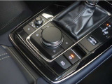 シンプル且つ上品なシフトレバーとコンソールで優越感に是非浸ってください。