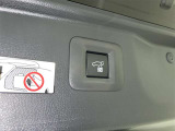 電動式バックドアです。 荷物を持ったままでもボタン一つで自動的に開け閉めできるので便利ですよ。 挟み込み防止機能も付いていますのでお子様の手や荷物を挟み込むのを防いでくれますよ。