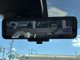 【スマートルームミラー】後方カメラを使う事で後席の荷物や乗員、ピラーによって後方視界が遮られる事なく後方を確認する事が出来ます。