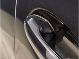 【デザインとの融合】BMWデザイナーが創り出したボディデザインを損なう事のない様に配置とデザインに拘っています。ドアノブについてもBMWの拘りに妥協はありません。