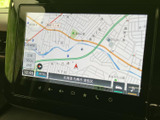 画面いっぱいに地図が表示され、道路や周辺の施設を確認しながら目的地までの道のりを把握できます。現在地や案内を見やすく、慣れない場所への移動にも便利です。