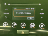 CDやUSB、AM/FMなど、音源を選ぶボタンが並び、音量調整も手元で行いやすい配置です。表示部も見やすく、日常の移動中に使う機能をまとめて確認できます。