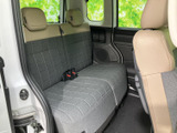 後席は左右にゆとりを感じさせるベンチシートで、複数人での移動にも使いやすい空間です。窓から外を見渡せるため、同乗者も過ごしやすく、落ち着いた色合いの座面が車内にまとまりを添えます。