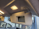 運転席のサンバイザーです。バニティミラーが付いていて、身だしなみを確かめられます。