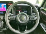 ステアリングには複数のスイッチが配置され、手元で車両の各種機能にアクセスできます。メーターを見ながら操作しやすい位置にまとまり、日々の運転をサポートする便利な装備です。