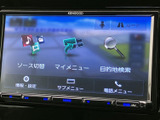 目的地検索や音源の切り替えなど、よく使うメニューが画面にまとめられています。必要な機能を選びやすく、毎日の移動を便利にサポートしてくれます。