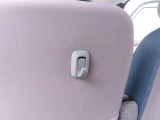 シートバック荷物フック。手荷物をサッとかけたり、車内の置き傘やボックスティッシュの吊るし収納としても便利にお使いいただけます。