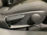 運転席にはドライバーの体型や好みに応じて前後方向だけでなく、高さの調整ができるシートリフターを装備!