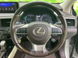 速度や燃料などの情報をメーター内にまとめて表示し、運転中も必要な内容を確認しやすい構成です。中央の表示部では車両情報もチェックでき、視線の移動を抑えながら日々の運転をサポートします。