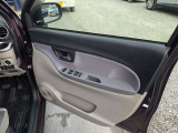 運転席側のドアの内張りです。窓のスイッチがひとまとめに付いています。