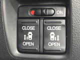 【両側パワースライドドア】スマートキーや運転席のスイッチで後席両側スライドドアの開閉が可能♪電動だから力を入れてドアを開ける必要が無く、小さなお子様でも簡単に開け閉めでき快適です♪