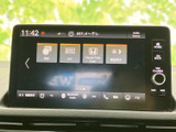 画面下部にテレビやBluetooth Audio、FM、電話、ナビの項目が並び、音楽や情報の選択がしやすい表示です。タッチ画面から使いたいメニューへ進める便利な装備です。