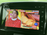 テレビ番組を画面で視聴できる装備です。停車中の休憩時間などに映像を楽しめるため、車内で過ごす時間の選択肢が広がります。目的に合わせて活用いただけます。