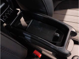 MINIの内装はとにかく『円』に拘ったデザインコンセプトが一目で伝わってきます。これほど円形に拘った車は他に御座いません。伝統のデザイン、トグルスイッチなど遊び心のある内装で御座います。