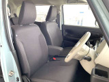 快適なフロントシート。 運転席と助手席は厚みのあるシートで快適な乗り心地です。