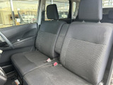 前席はゆとりを感じる座面と背もたれで、運転席・助手席それぞれ落ち着いて座れる空間です。窓から外の様子も確認しやすく、シンプルな色調でまとまった室内です。
