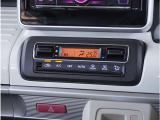 【オートエアコン】一度お好みの温度に設定すれば、車内の温度を検知し風量や温度を自動で調整。暑い&hellip;寒い&hellip;と何度もスイッチ操作をする必要はありません。快適な車内空間には必須の機能ですね。