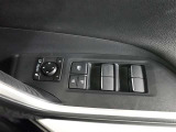 運転席のパワーウインドスイッチで全席窓の開閉・ロック操作ができます。
