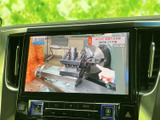 画面にテレビ番組を表示でき、停車中に映像やテレビを視聴する際にお使いいただけます。画面がセンターに配置されており、休憩時間などに映像を楽しめる装備です。