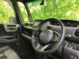 運転席まわりは視線を前方へ向けやすい配置で、窓からの見通しも確保されています。座席やドアまわりは落ち着いた色合いでまとまり、毎日の運転にもなじみやすい空間です。