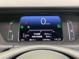 速度やシフト位置に加え、平均燃費や航続可能距離などをまとめて表示。必要な情報を運転席から確認しやすく、日々の移動や残りの走行計画を立てる際にも役立つメーターです。表示内容をひと目で把握できます。