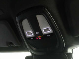 ルーフにあるボタンは、車両が始動しない場合、パンクした場合、または事故に遭った場合などの緊急時に支援の要請に使用できるため、安心感を高めることができます。
