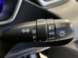 レバーには各種表示がまとめられ、目で確認しやすい配置です。運転席から手元の表示を把握しやすく、日常の運転時に必要な操作をスムーズに行える装備です。