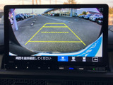 後方の様子を画面で確認しながら駐車でき、ガイド線も目安として活用できます。周囲を見ながら車庫入れを進めやすく、駐車が苦手な方の日常使いにも心強い装備です。