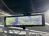 【インテリジェントルームミラー】後席の大きな荷物や同乗者で後方が確認しづらい時でも安心!カメラが撮影した車両後方の映像をルームミラー内に表示。クリアな視界で状況の確認が可能です!