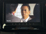 画面でテレビ番組を視聴でき、休憩中など停車している時間を過ごす際に活用できます。映像と時刻が表示され、停車時の車内で楽しめる装備です。