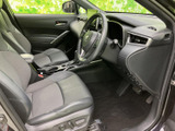 運転席まわりは視界が広く、前方や周囲の状況を確認しやすいレイアウトです。シートに腰掛けると手の届きやすい位置に各部がまとまり、落ち着いて過ごせる空間に仕上がっています。