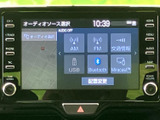 AM・FMや交通情報、USB、Bluetoothなど、選択できる音源が画面上に並びます。表示が整理されており、使いたい項目を見つけやすい案内画面です。