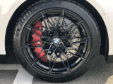 BMW純正アルミホイール。洗練されたデザインで、足元の個性を引き立てます。