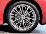 BMWの純正アロイホイールは軽量かつ強度にも優れているホイールで走行性能を引き上げる設計になっております。足元にもBMWは妥協がなくこだわっている個所になります。