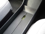 運転席と助手席の間にトレー式の物置がございます観音開き型の蓋がありインテリアカラーによって下のカラーがかわります