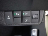 ホンダセンシングが装備されています。アダプティブレーダークルーズやレーンキープアシスト、車線逸脱防止機能なども備えていて、ロングドライブも快適で安全にお楽しみいただけます。