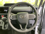 手元にボタン類がまとまり、運転姿勢を保ちながら必要な操作へアクセスしやすい構成です。メーターの視認性にも配慮された運転席で、毎日の移動も落ち着いてお使いいただけます。