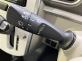 レバーには複数の表示がまとめられ、手元で機能を確認しやすい仕様です。運転席から目を大きく移動させずに表示を見つけやすく、天候に応じて使う装備を把握しやすいのも便利です。
