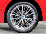 BMWの純正アロイホイールは軽量かつ強度にも優れているホイールで走行性能を引き上げる設計になっております。足元にもBMWは妥協がなくこだわっている個所になります。