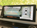 車両後方と周囲の様子を画面で確認でき、駐車時の位置合わせをサポートします。ガイド表示もあり、狭い場所での取り回しや周囲の安全確認に役立ちます。