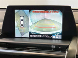 【パノラミックビューモニター】映像で、見づらい車両周辺の確認をアシスト。クルマを真上から見ているような映像を表示。 運転席から確認しにくい車両周囲の状況を把握。