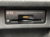 【ETC】有料道路を利用する際に料金所で停止することなく通過できる、ETC車載器(ノンストップ自動料金収受システム機器)が装備されています。セットアップを行うことで利用可能になります。