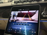 狭い駐車場や取り回しも余裕。360度カメラが車両周囲をリアルに映し出し、まるで上空から見ているかのような安心感とスムーズな操作性を実現します。