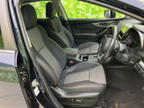 前席はシートの形状に沿って座りやすく、運転席から前方や周囲を見渡しやすいレイアウトです。ドアを開けた際の乗り降りもしやすく、毎日の移動を快適に支えます。