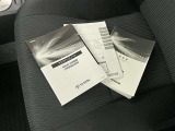 メンテナンスノート、取扱説明書ですね。 車の情報が凝縮されています。 車の整備記録が記載されている大事な物ですよ。