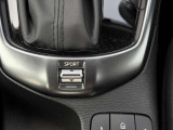シフトレバー手前のスイッチを「SPORT」モードにすると、出力特性や変速タイミングの制御、変速スピードが変わり、アクセル操作に対して力強い加速を発揮しスポーティな走りを楽しめます。