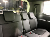 三人分の座席が並ぶ三列目は、後席にも乗車スペースを確保したレイアウト。窓から外の様子を眺められ、同乗者が過ごしやすい雰囲気です。
