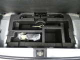 パンク修理剤とエアーポンプのセットです。スペアタイヤは装備していませんが空いたスペースを小物入れとして使用できます
