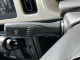 レバー上に表示がまとめられており、運転席から目に入りやすい位置に配置されています。手元の操作箇所を確認しやすく、天候が変わる場面でも使いやすい装備です。